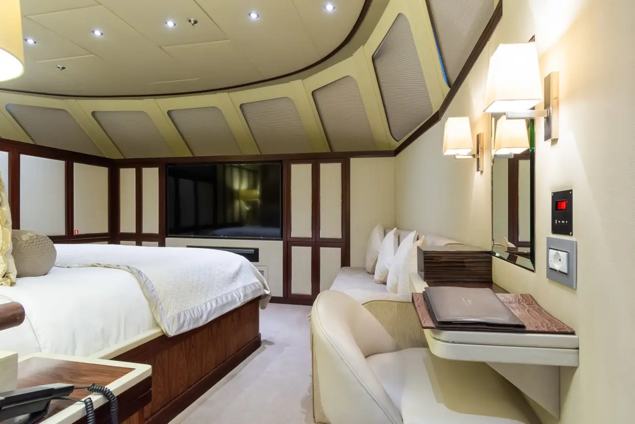 The Wellesley, flybridge — Yacht Charter Marbella, Marbella. Seis camarotes y ruta abierta hacia el Estrecho