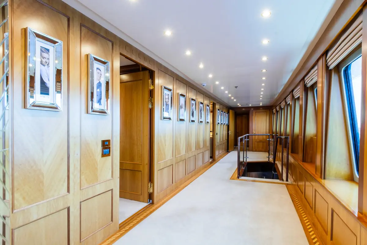 The Wellesley, exterior — Yacht Charter Marbella, Marbella. Seis camarotes y ruta abierta hacia el Estrecho
