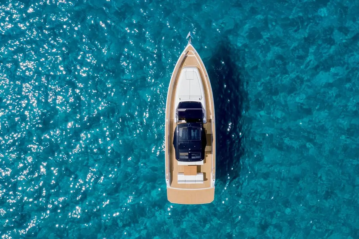 Pardo 43, cubierta principal — Yacht Charter Marbella, Marbella. Casco walkaround y treinta y nueve nudos hacia Estepona