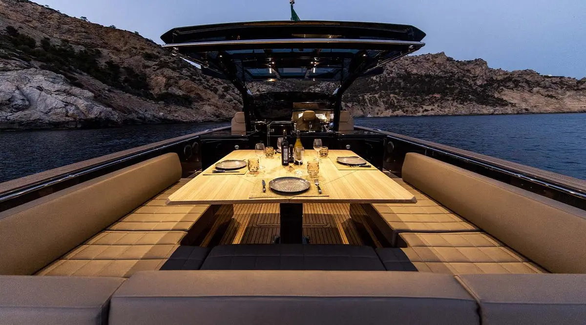 Pardo 50, exterior — Yacht Charter Marbella, Marbella. Comedor al aire libre y ruta rápida hacia Estepona