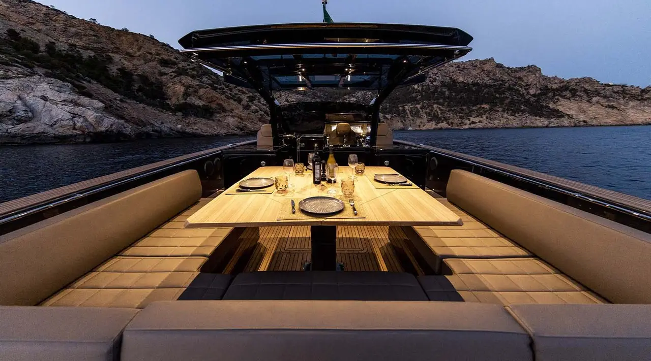 Pardo 50, exterior — Yacht Charter Marbella, Marbella. Comedor al aire libre y ruta rápida hacia Estepona