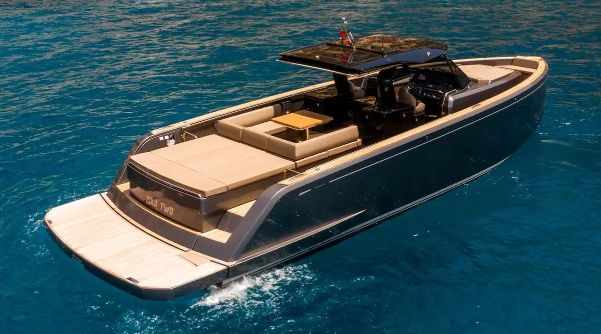 Pardo 50, cubierta principal — Yacht Charter Marbella, Marbella. Comedor al aire libre y ruta rápida hacia Estepona