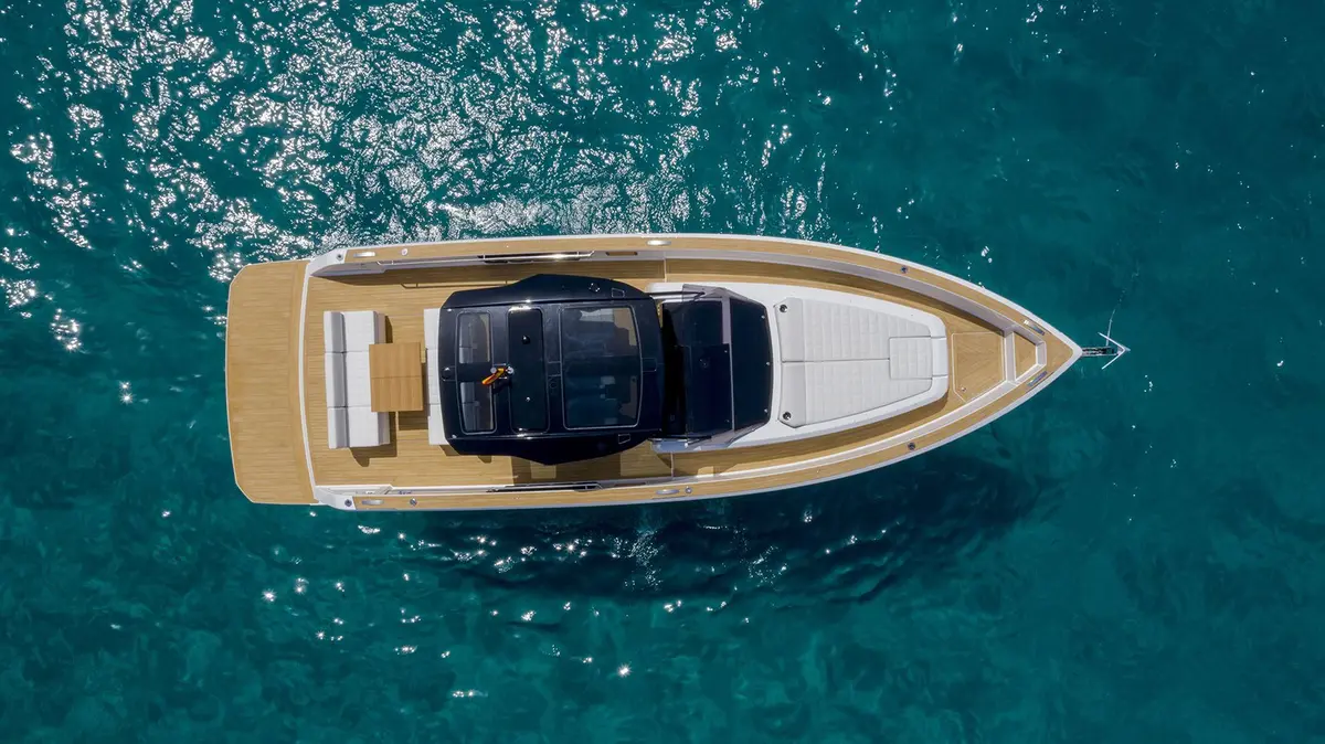 Pardo 38, cubierta principal — Yacht Charter Marbella, Marbella. Salidas cortas y ágiles por la costa de Marbella