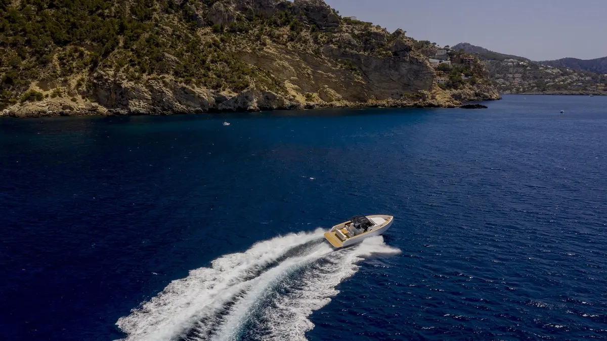 Pardo 38, cubierta de popa — Yacht Charter Marbella, Marbella. Salidas cortas y ágiles por la costa de Marbella