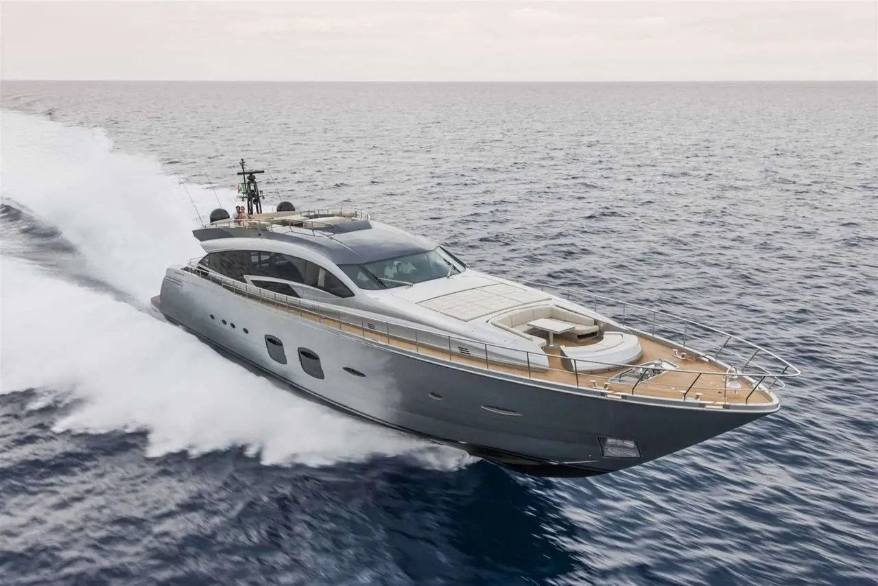 Pershing 108 — Yacht Charter Marbella, Marbella. Casco deportivo veloz para escapadas de un día