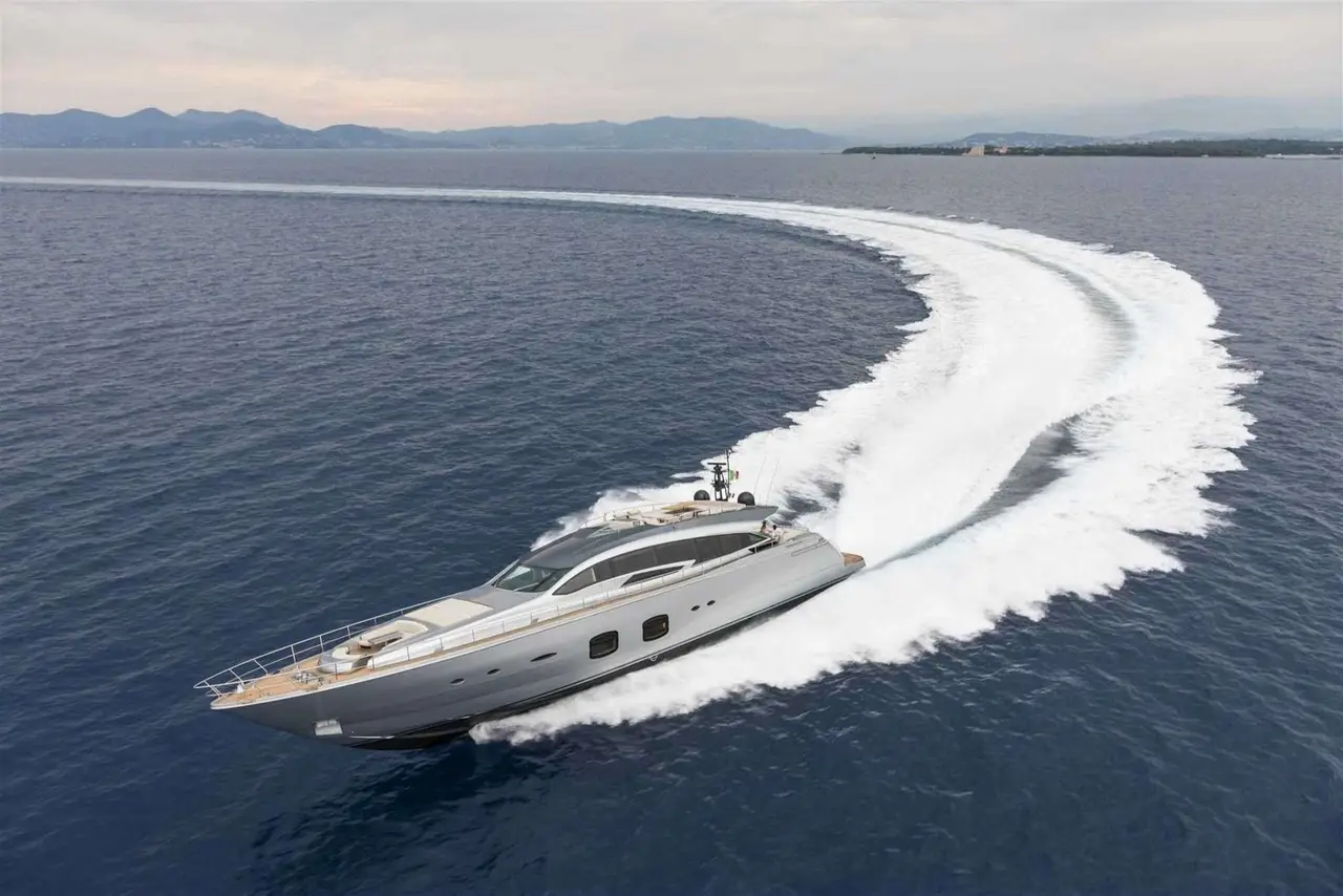 Pershing 108, exterior — Yacht Charter Marbella, Marbella. Casco deportivo veloz para escapadas de un día