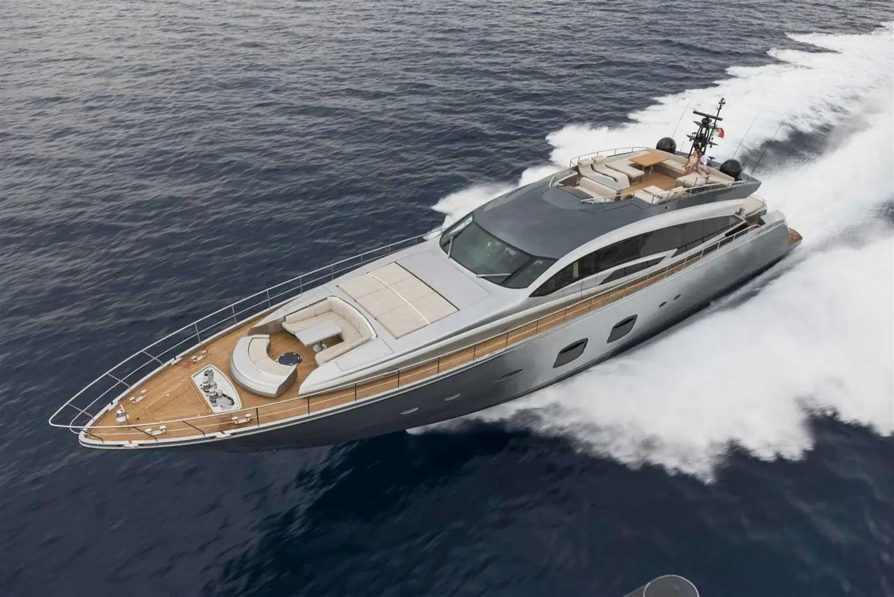 Pershing 108, cubierta principal — Yacht Charter Marbella, Marbella. Casco deportivo veloz para escapadas de un día