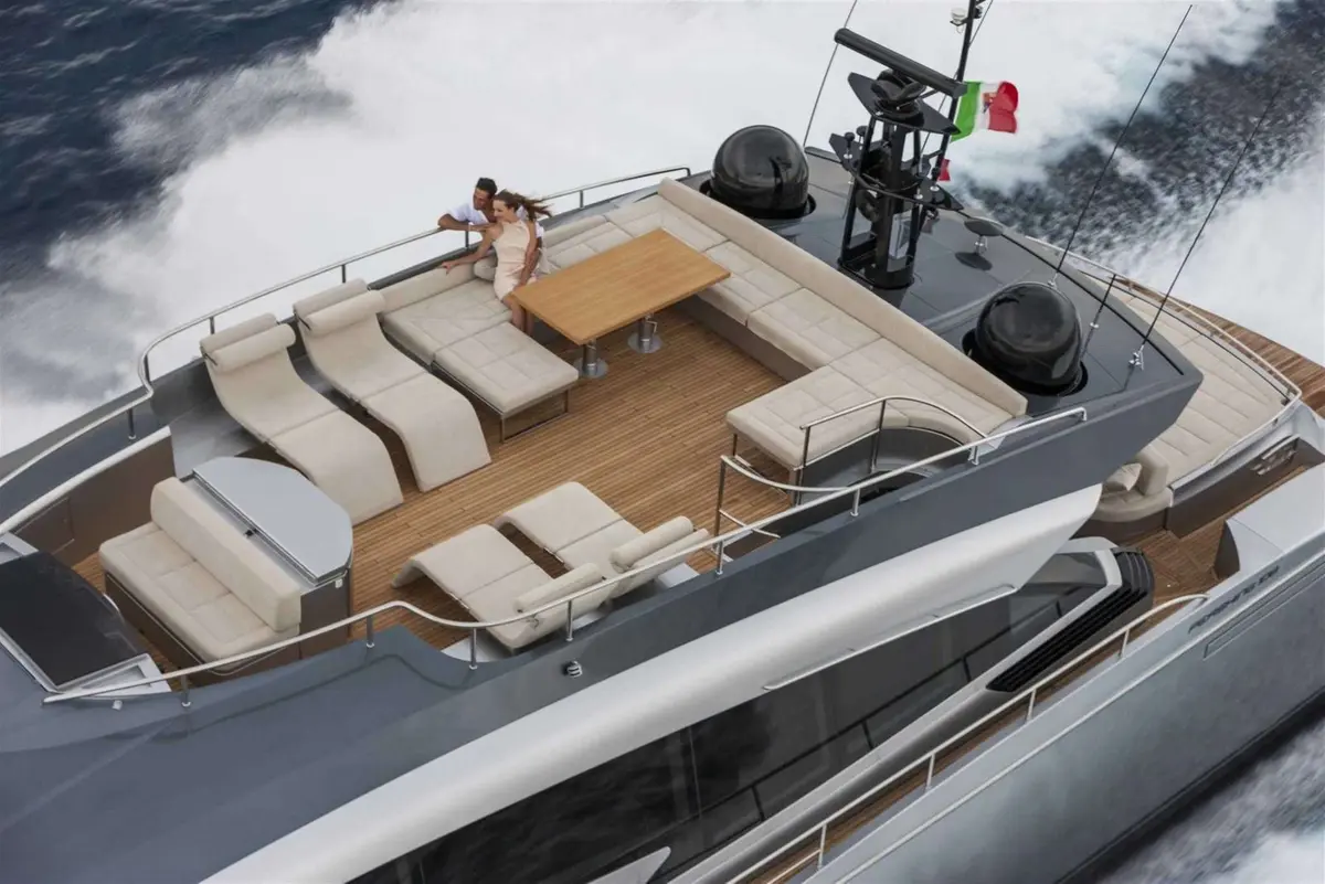Pershing 108, cubierta de popa — Yacht Charter Marbella, Marbella. Casco deportivo veloz para escapadas de un día