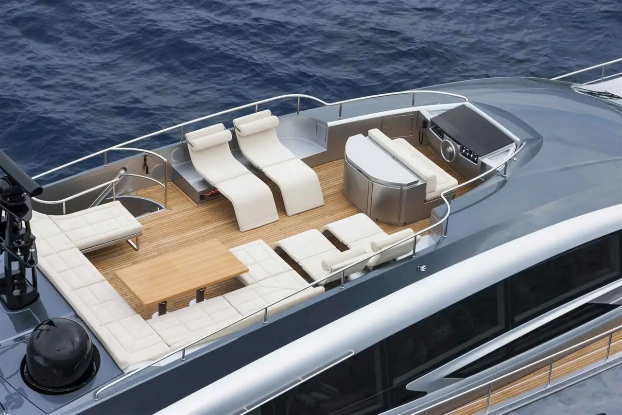 Pershing 108, salón — Yacht Charter Marbella, Marbella. Casco deportivo veloz para escapadas de un día