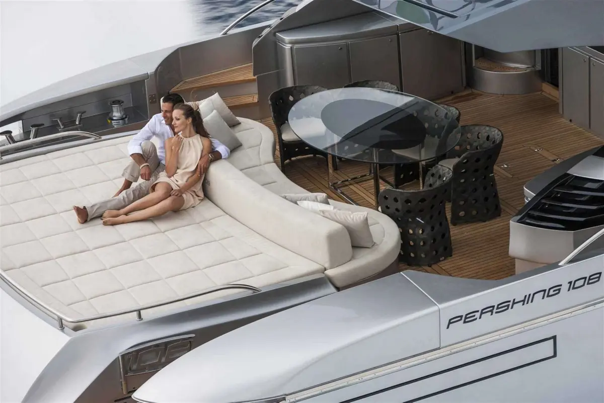 Pershing 108, camarote principal — Yacht Charter Marbella, Marbella. Casco deportivo veloz para escapadas de un día