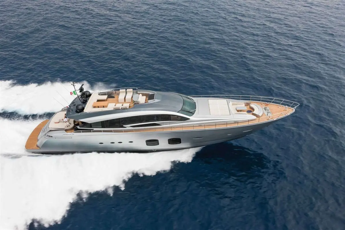 Pershing 108, flybridge — Yacht Charter Marbella, Marbella. Casco deportivo veloz para escapadas de un día