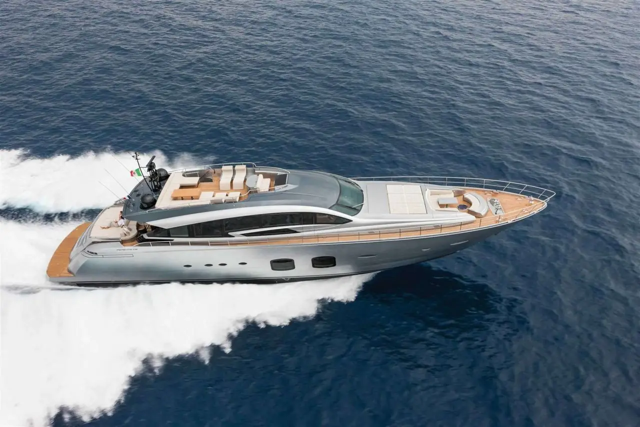 Pershing 108, flybridge — Yacht Charter Marbella, Marbella. Casco deportivo veloz para escapadas de un día