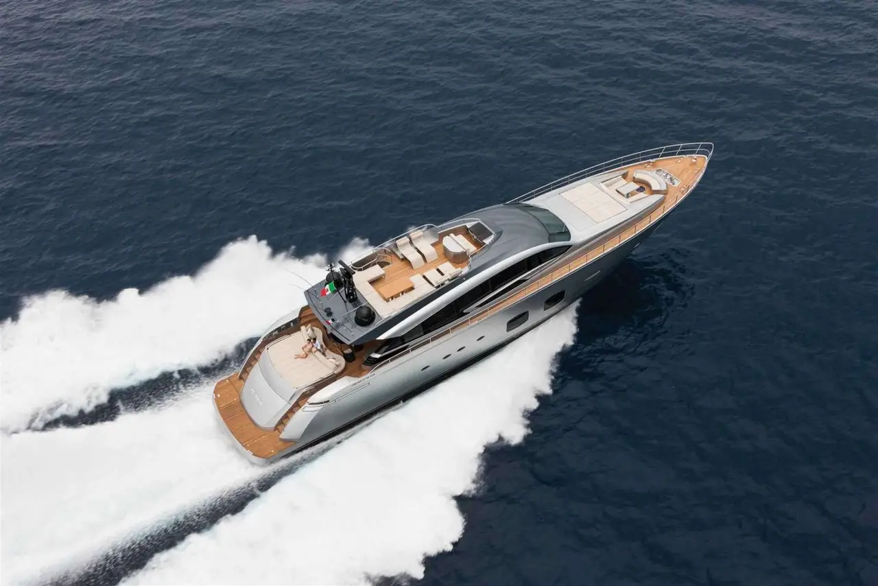 Pershing 108, exterior — Yacht Charter Marbella, Marbella. Casco deportivo veloz para escapadas de un día