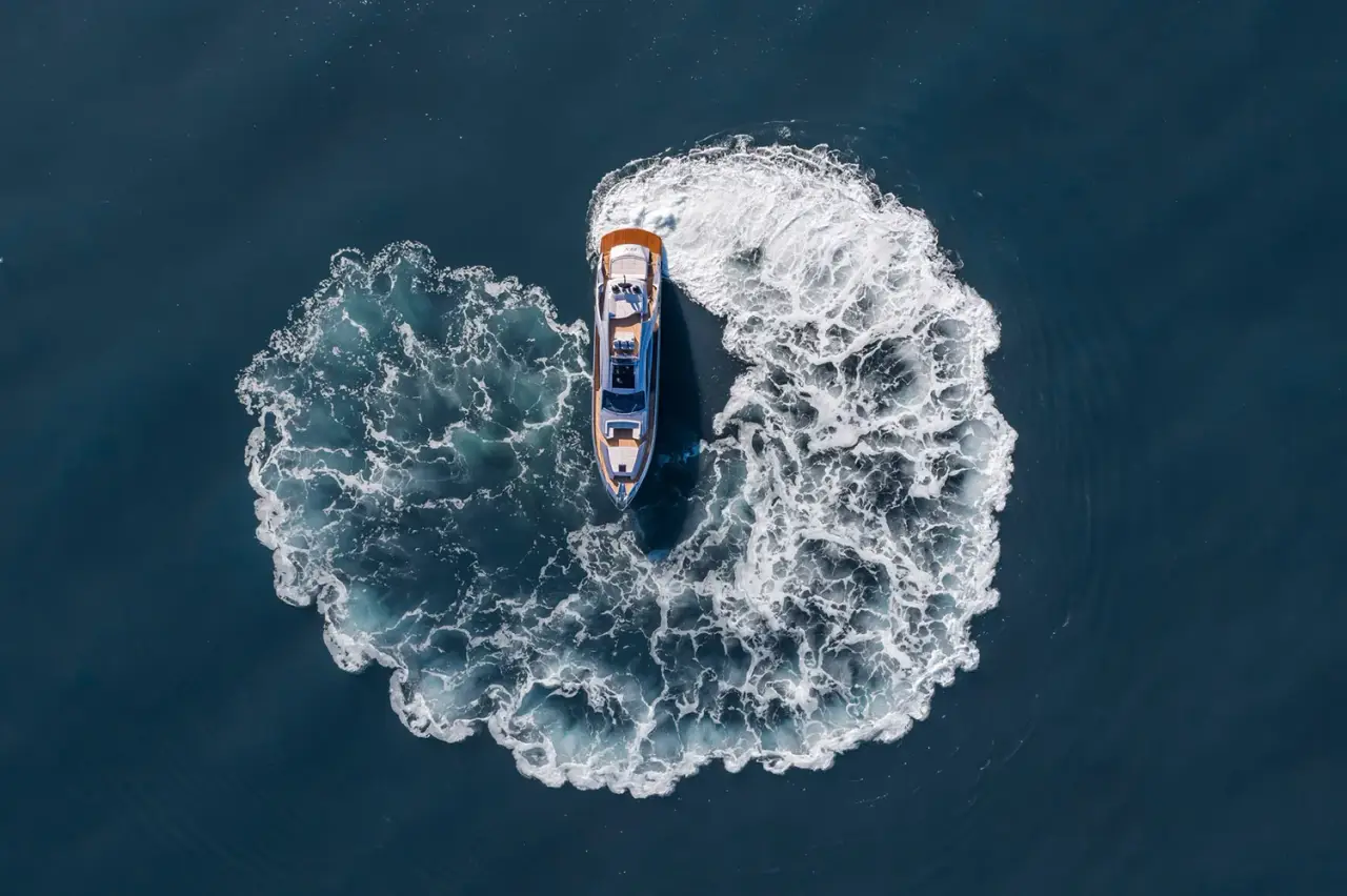 Pershing 8X, cubierta principal — Yacht Charter Marbella, Marbella. Velocidad y estilo deportivo para la costa de Marbella