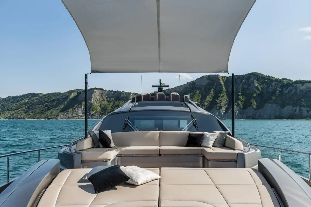 Pershing 8X, cubierta de popa — Yacht Charter Marbella, Marbella. Velocidad y estilo deportivo para la costa de Marbella