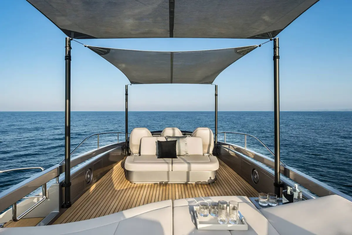Pershing 8X, salón — Yacht Charter Marbella, Marbella. Velocidad y estilo deportivo para la costa de Marbella