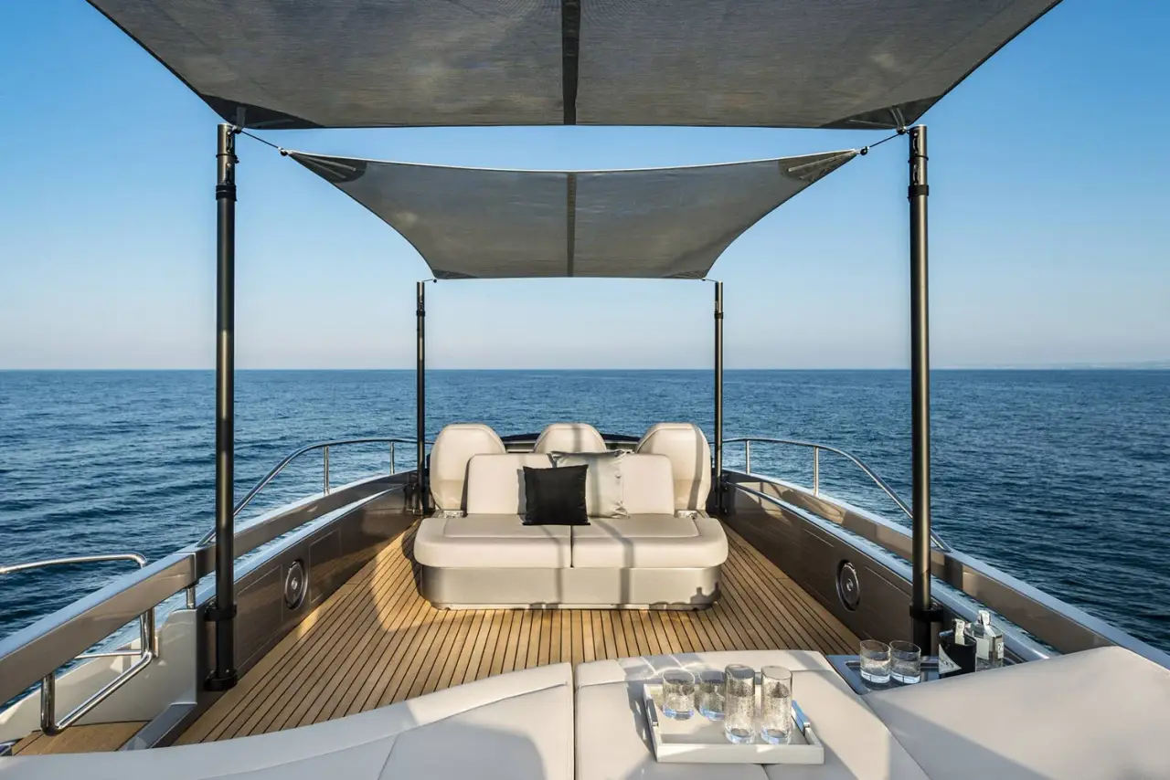 Pershing 8X, salón — Yacht Charter Marbella, Marbella. Velocidad y estilo deportivo para la costa de Marbella