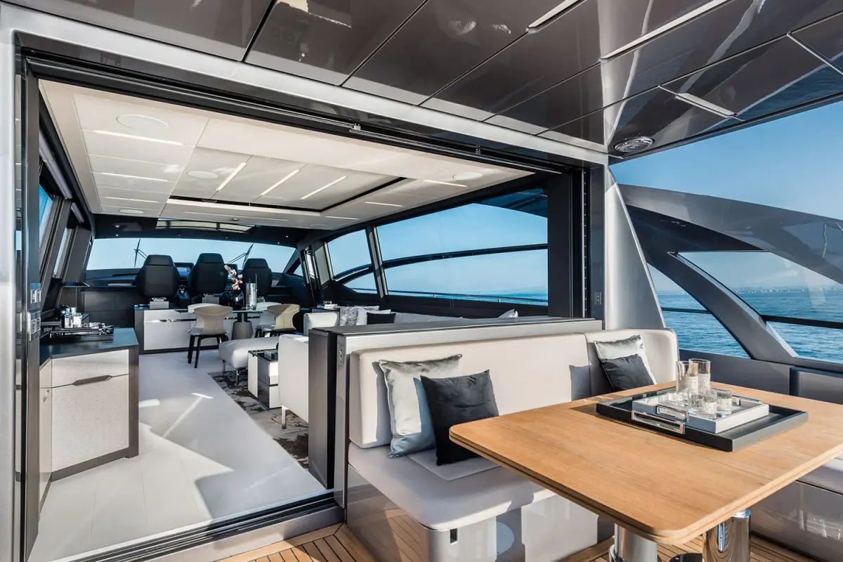 Pershing 8X, flybridge — Yacht Charter Marbella, Marbella. Velocidad y estilo deportivo para la costa de Marbella