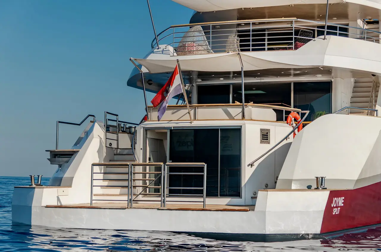 Philip Zepter 50m, cubierta principal — Yacht Charter Marbella, Marbella. Seis camarotes y estabilidad para rutas de varios días