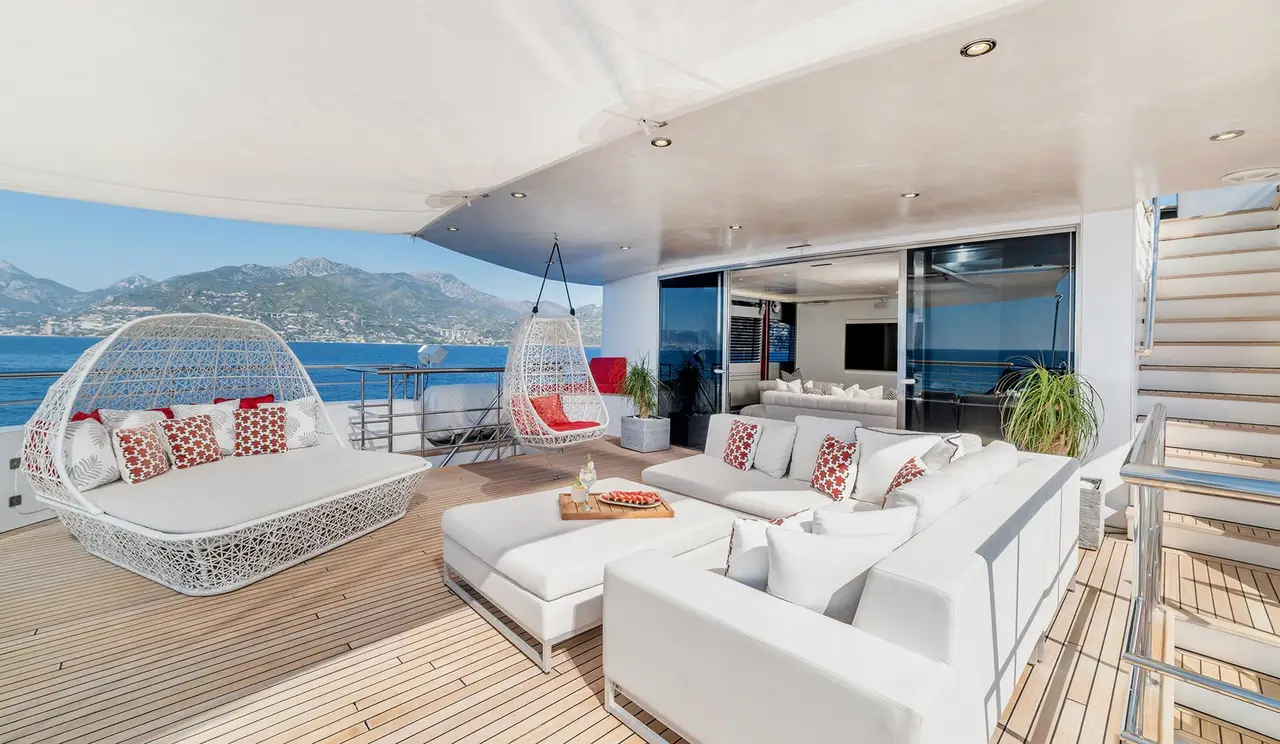 Philip Zepter 50m, camarote principal — Yacht Charter Marbella, Marbella. Seis camarotes y estabilidad para rutas de varios días