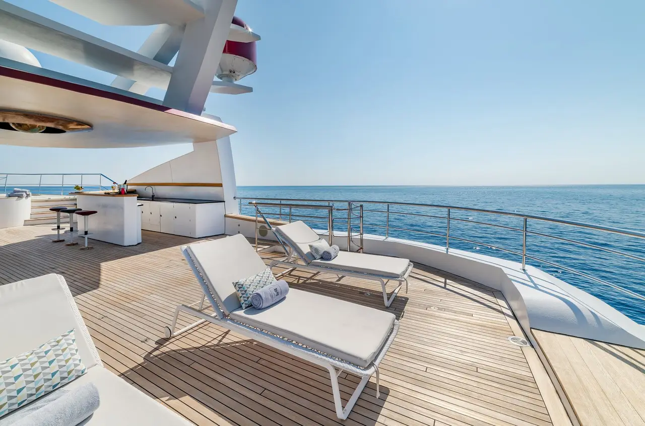 Philip Zepter 50m, flybridge — Yacht Charter Marbella, Marbella. Seis camarotes y estabilidad para rutas de varios días