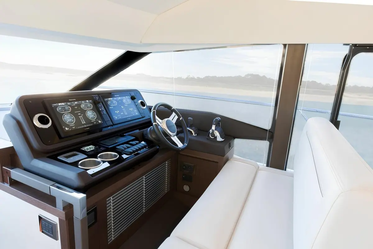 Prestige 520 Fly, exterior — Yacht Charter Marbella, Marbella. Flybridge amplio para bañistas rumbo a Estepona