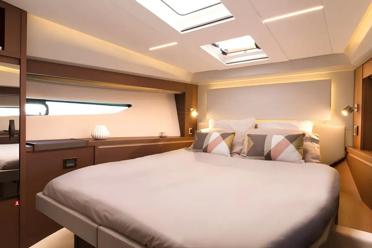 Prestige 520 Fly, cubierta principal — Yacht Charter Marbella, Marbella. Flybridge amplio para bañistas rumbo a Estepona