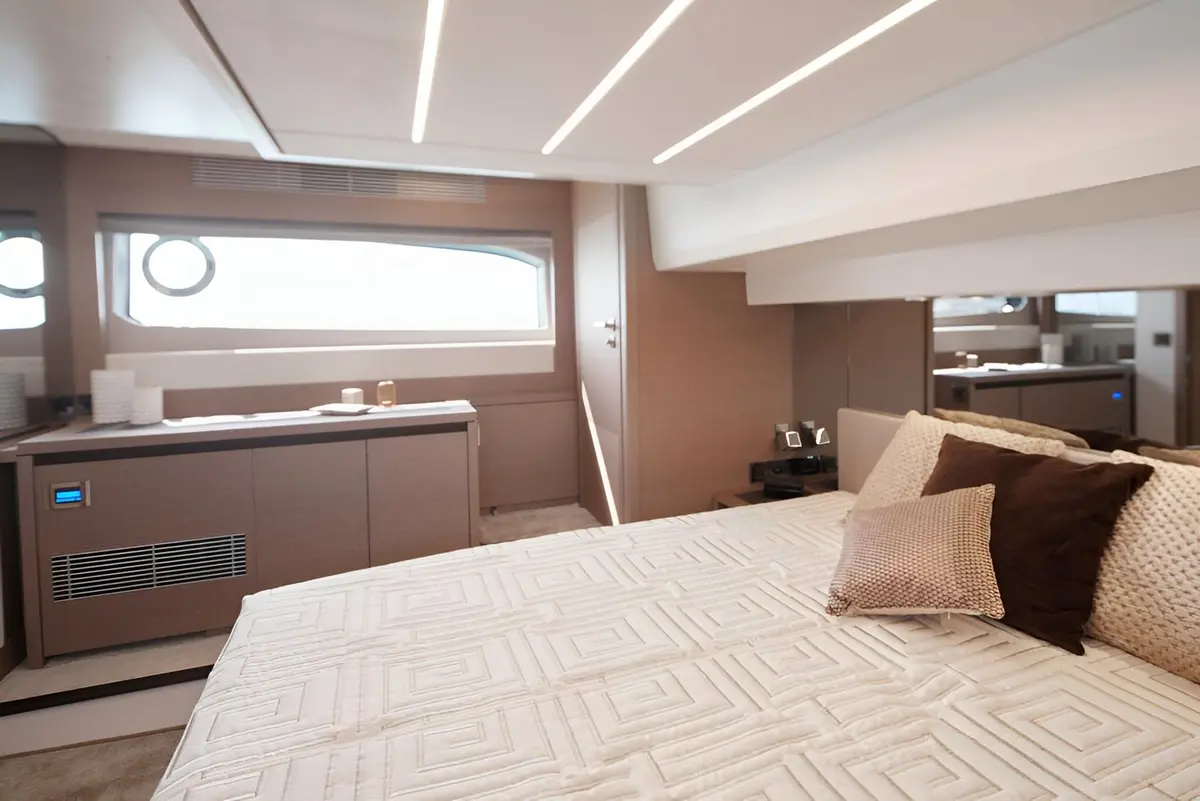 Prestige 520 Fly, cubierta de popa — Yacht Charter Marbella, Marbella. Flybridge amplio para bañistas rumbo a Estepona