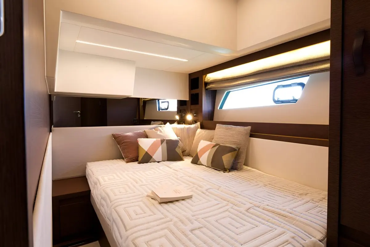Prestige 520 Fly, salón — Yacht Charter Marbella, Marbella. Flybridge amplio para bañistas rumbo a Estepona