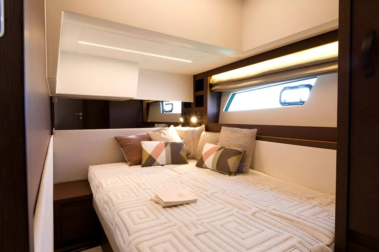 Prestige 520 Fly, salón — Yacht Charter Marbella, Marbella. Flybridge amplio para bañistas rumbo a Estepona