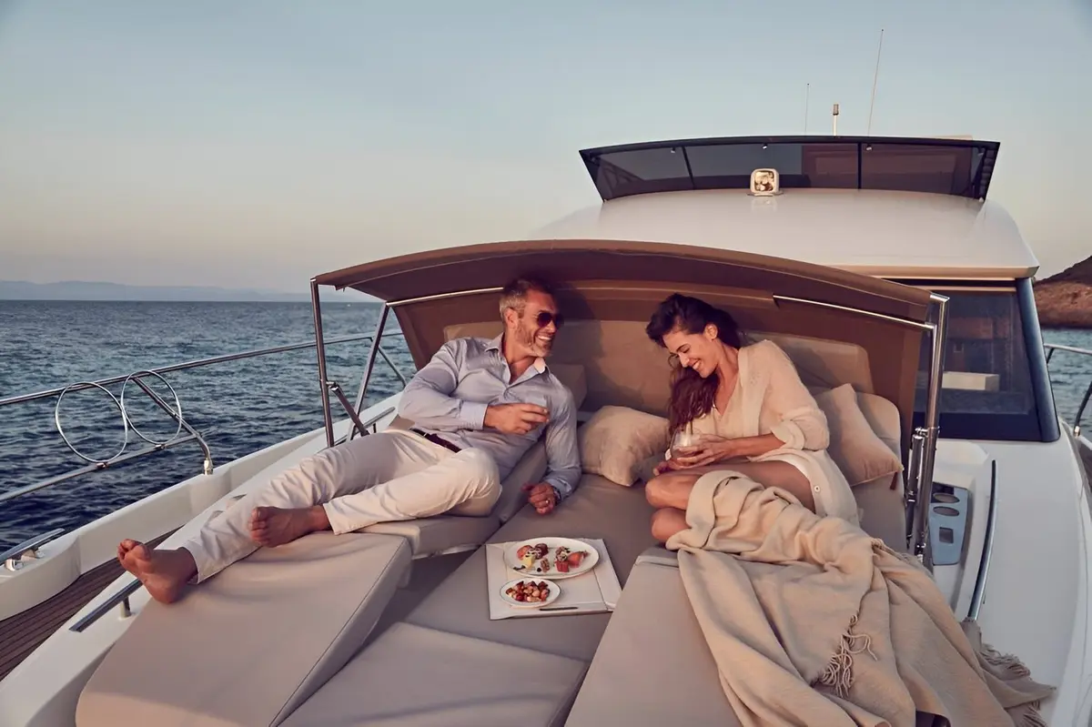 Prestige 520 Fly, camarote principal — Yacht Charter Marbella, Marbella. Flybridge amplio para bañistas rumbo a Estepona