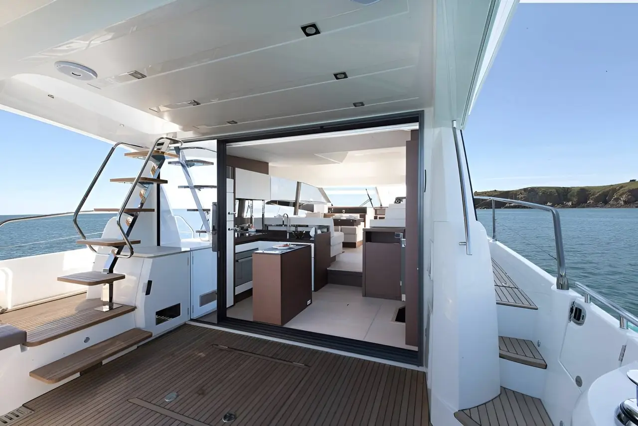 Prestige 520 Fly, flybridge — Yacht Charter Marbella, Marbella. Flybridge amplio para bañistas rumbo a Estepona