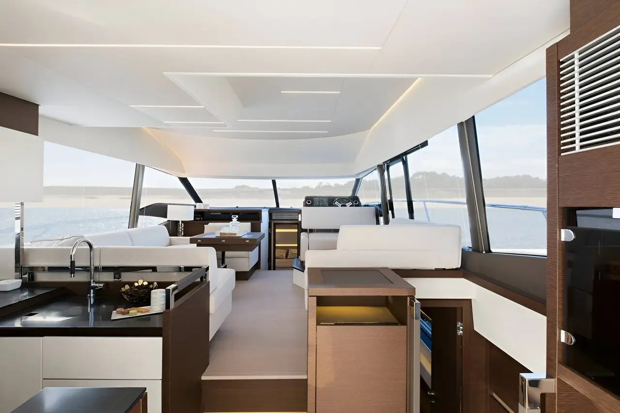 Prestige 520 Fly, exterior — Yacht Charter Marbella, Marbella. Flybridge amplio para bañistas rumbo a Estepona