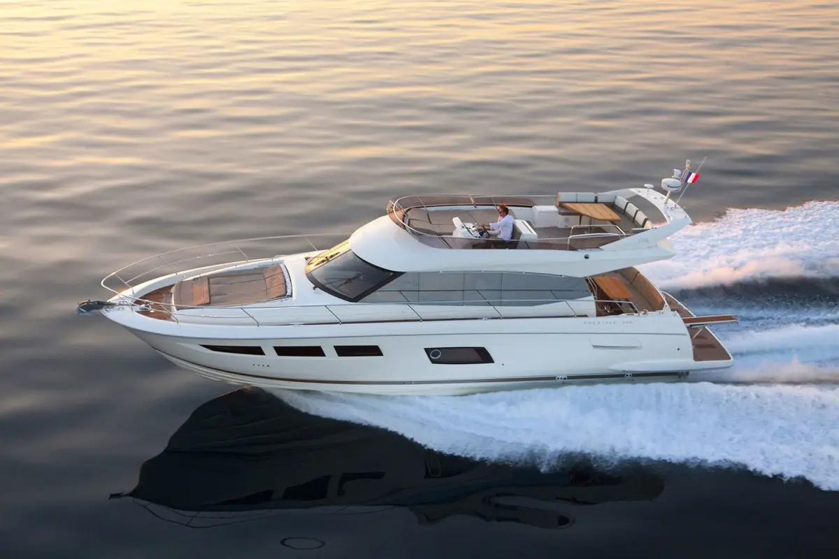 Prestige 550 FLY — Yacht Charter Marbella, Marbella. Cubiertas abiertas para familias entre Marbella y Estepona