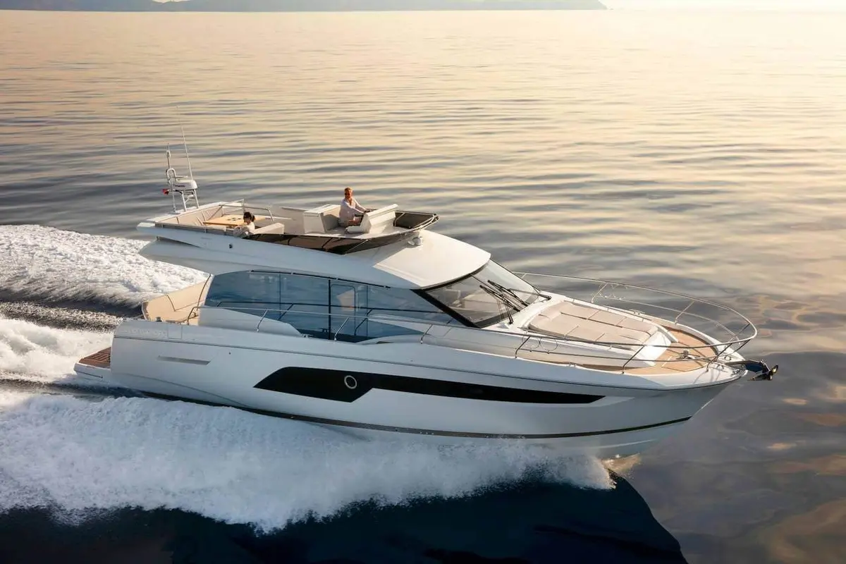 Prestige 550 FLY, exterior — Yacht Charter Marbella, Marbella. Cubiertas abiertas para familias entre Marbella y Estepona