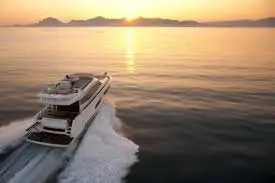 Prestige 550 FLY, cubierta principal — Yacht Charter Marbella, Marbella. Cubiertas abiertas para familias entre Marbella y Estepona