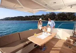 Prestige 550 FLY, cubierta de popa — Yacht Charter Marbella, Marbella. Cubiertas abiertas para familias entre Marbella y Estepona