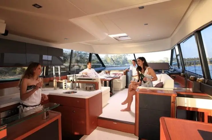 Prestige 550 FLY, salón — Yacht Charter Marbella, Marbella. Cubiertas abiertas para familias entre Marbella y Estepona