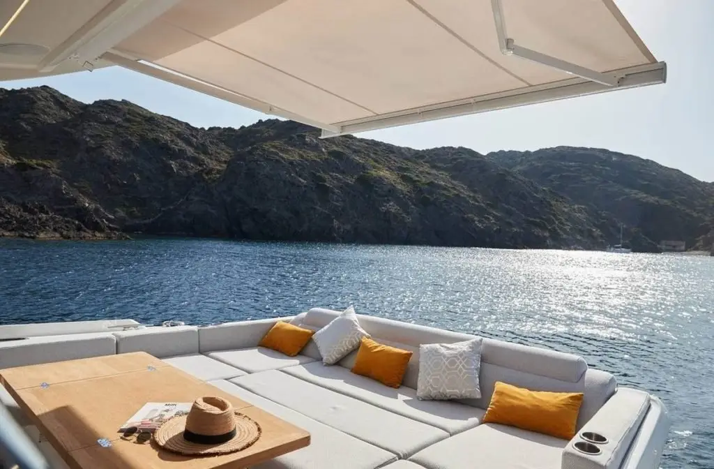 Prestige 590 Fly, exterior — Yacht Charter Marbella, Marbella. Diecinueve metros de cubierta alta frente a Puerto Banús