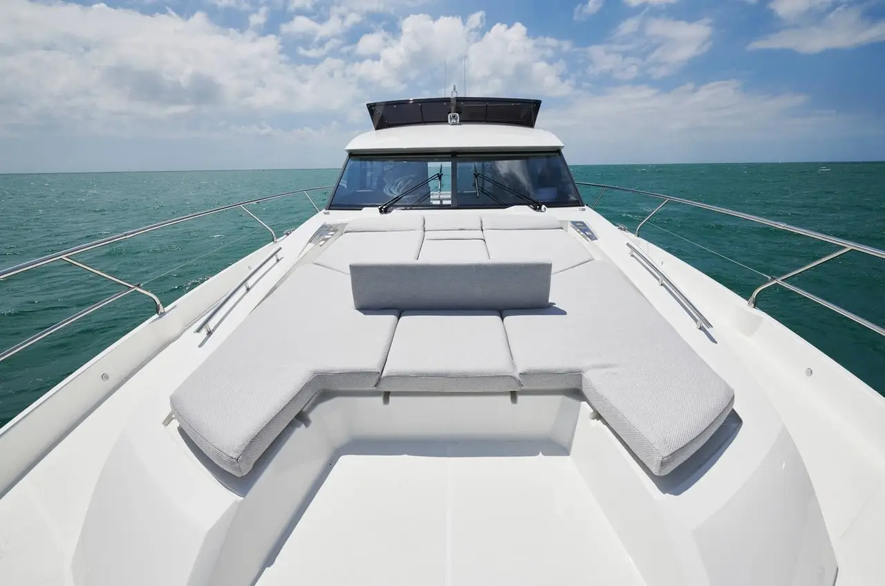 Prestige 590 Fly, cubierta principal — Yacht Charter Marbella, Marbella. Diecinueve metros de cubierta alta frente a Puerto Banús