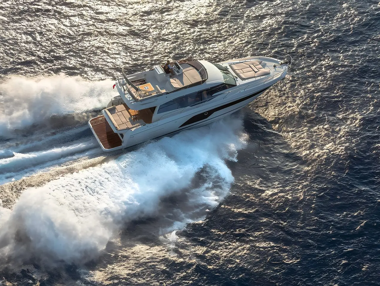 Prestige 590 Fly, cubierta de popa — Yacht Charter Marbella, Marbella. Diecinueve metros de cubierta alta frente a Puerto Banús