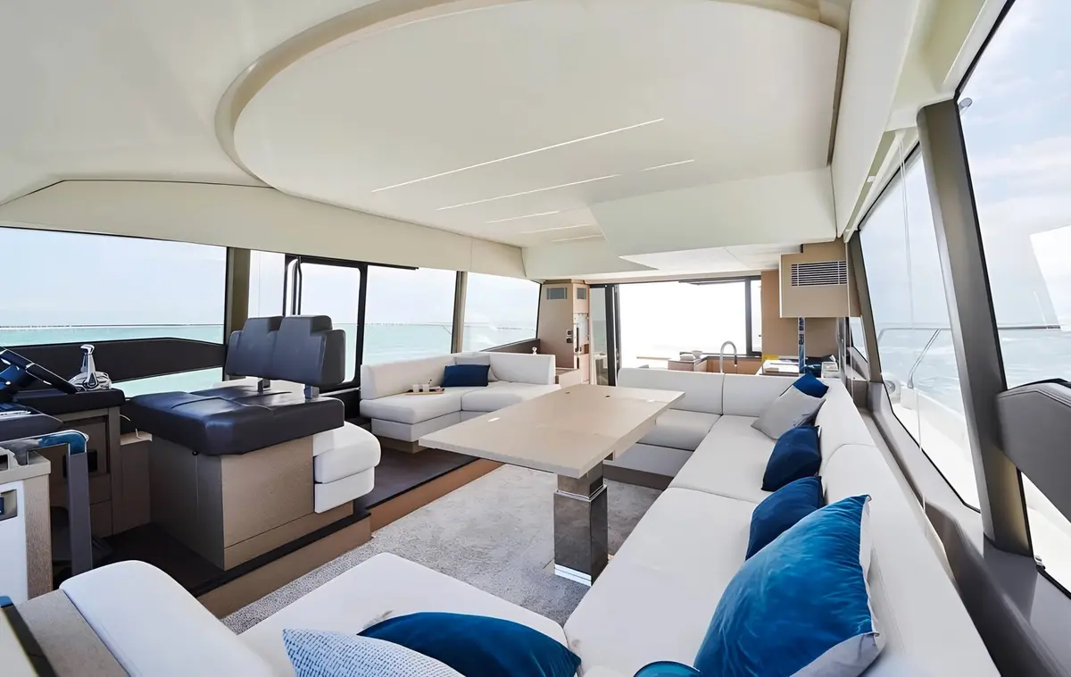 Prestige 590 Fly, salón — Yacht Charter Marbella, Marbella. Diecinueve metros de cubierta alta frente a Puerto Banús