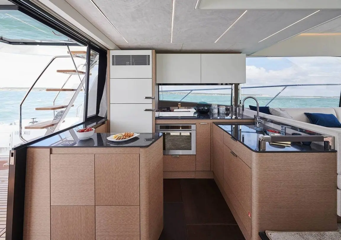 Prestige 590 Fly, camarote principal — Yacht Charter Marbella, Marbella. Diecinueve metros de cubierta alta frente a Puerto Banús