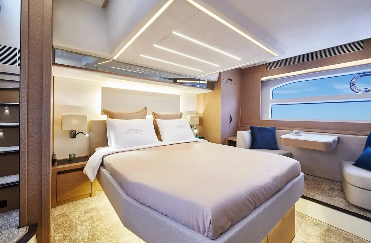 Prestige 590 Fly, flybridge — Yacht Charter Marbella, Marbella. Diecinueve metros de cubierta alta frente a Puerto Banús