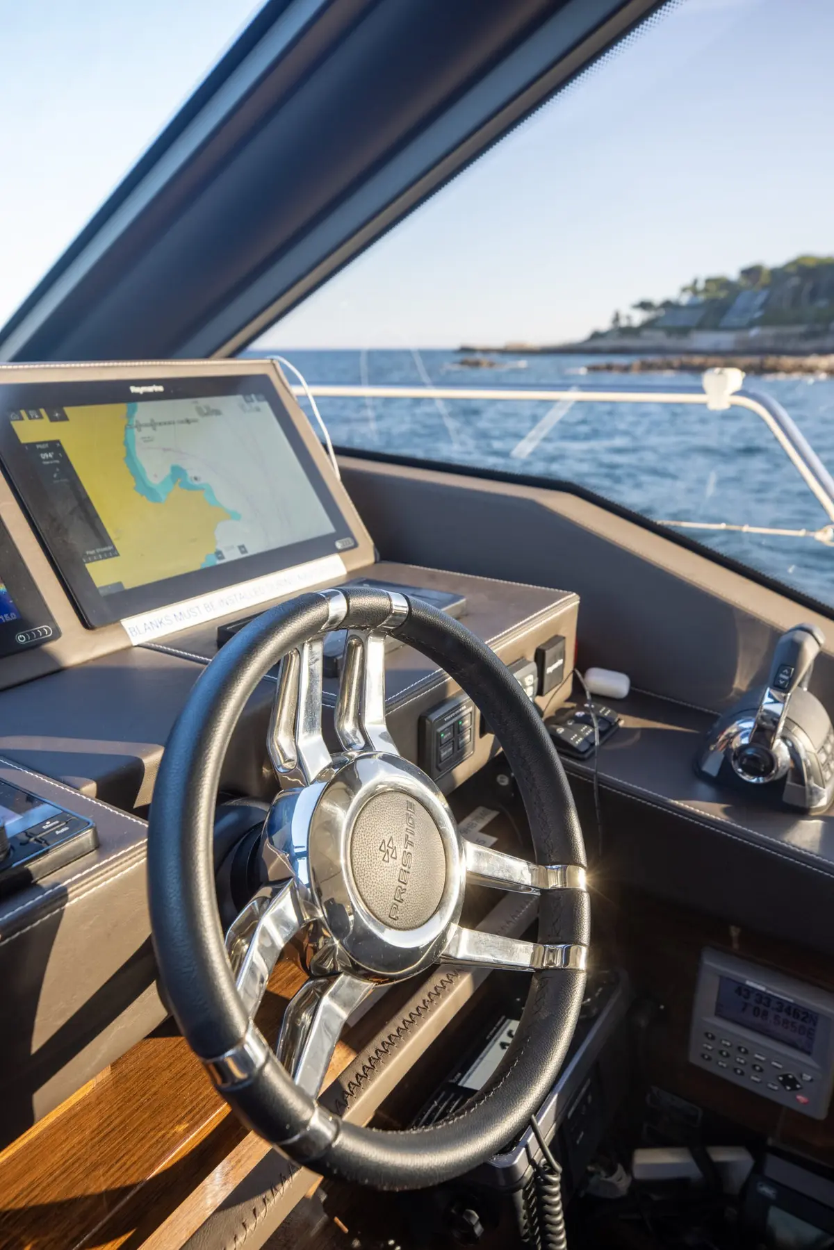 Prestige 680s, camarote principal — Yacht Charter Marbella, Marbella. Veintiún metros de calma rumbo a Estepona