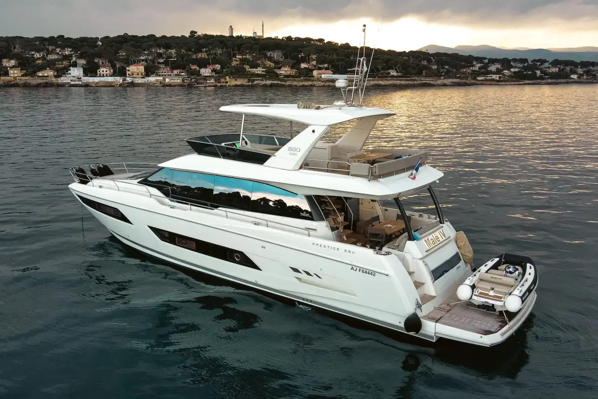 Prestige 680 — Yacht Charter Marbella, Marbella. Cuatro camarotes, rumbo a Estepona al atardecer