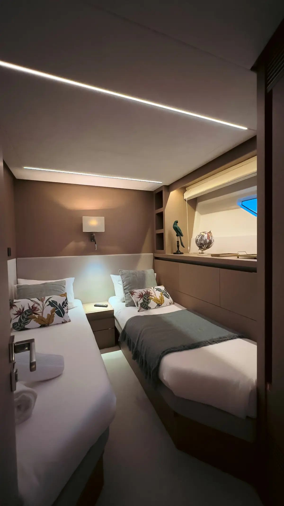 Prestige 680, cubierta principal — Yacht Charter Marbella, Marbella. Cuatro camarotes, rumbo a Estepona al atardecer