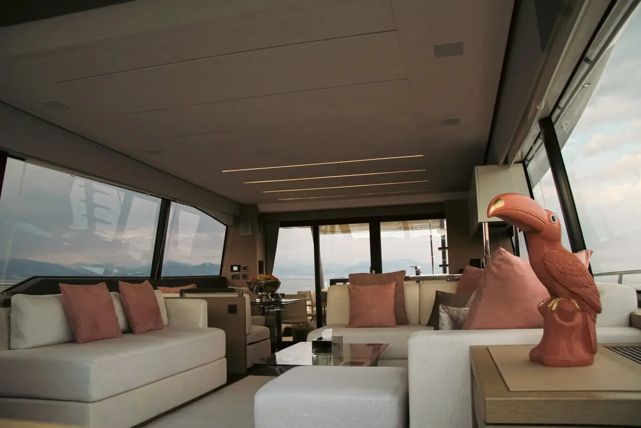 Prestige 680, cubierta de popa — Yacht Charter Marbella, Marbella. Cuatro camarotes, rumbo a Estepona al atardecer