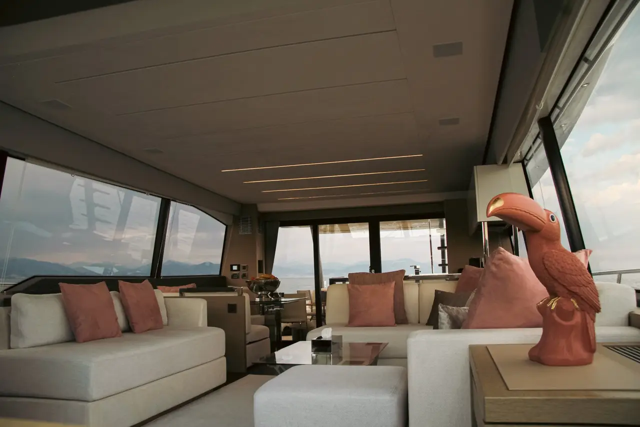 Prestige 680, salón — Yacht Charter Marbella, Marbella. Cuatro camarotes, rumbo a Estepona al atardecer