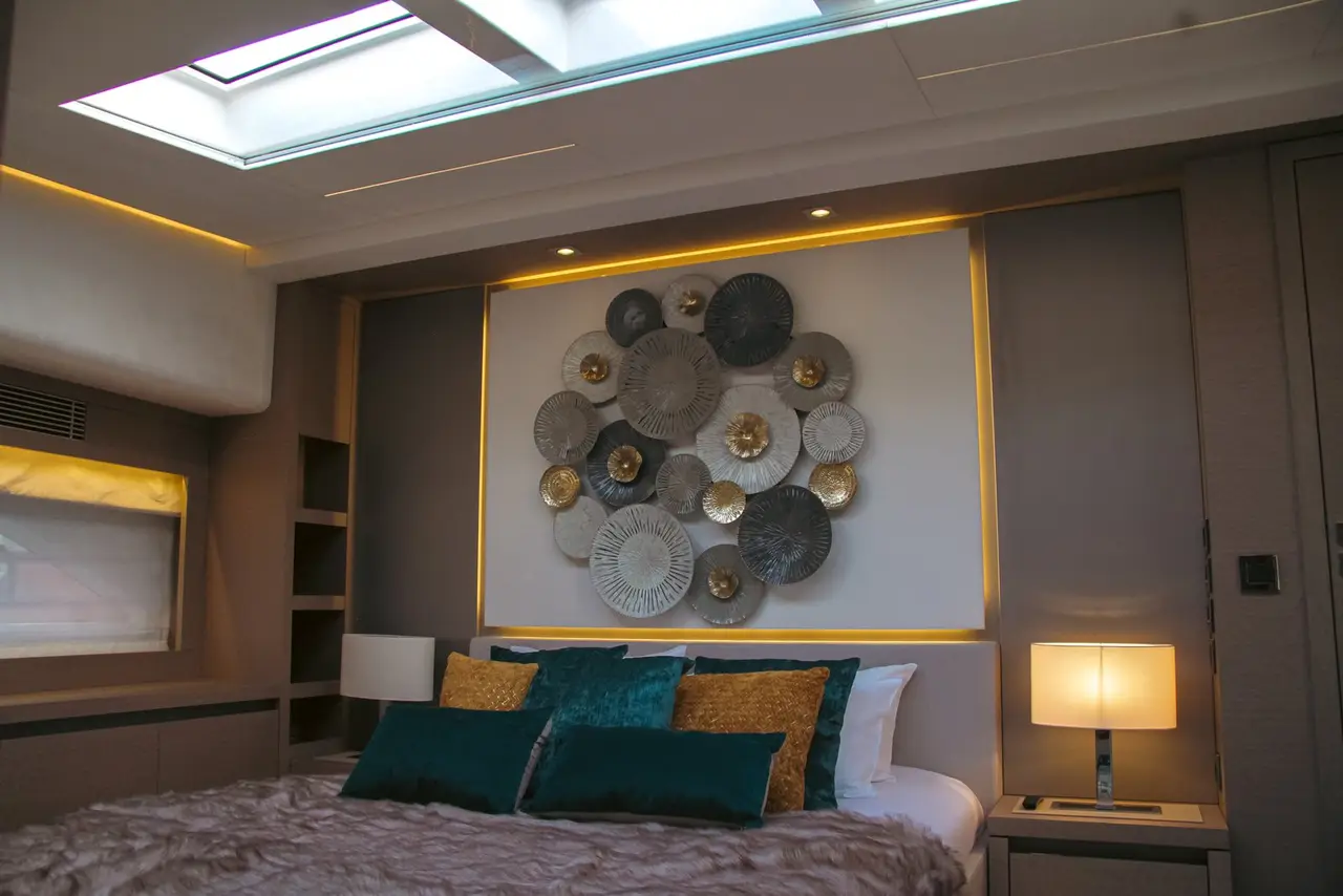 Prestige 680, flybridge — Yacht Charter Marbella, Marbella. Cuatro camarotes, rumbo a Estepona al atardecer
